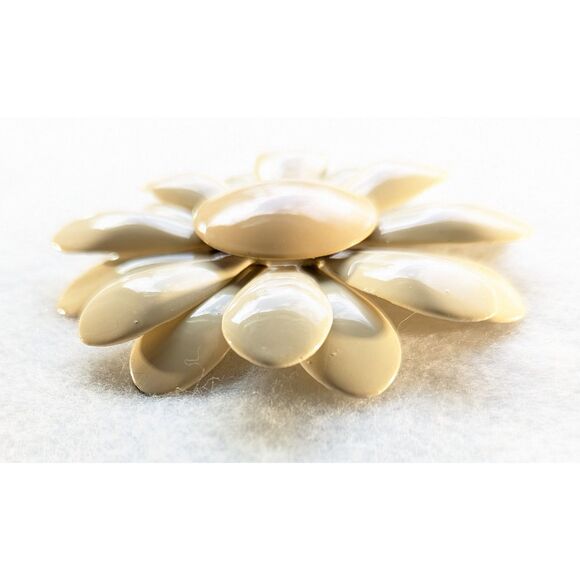 Cream Button Flower - Picture 4 of 6